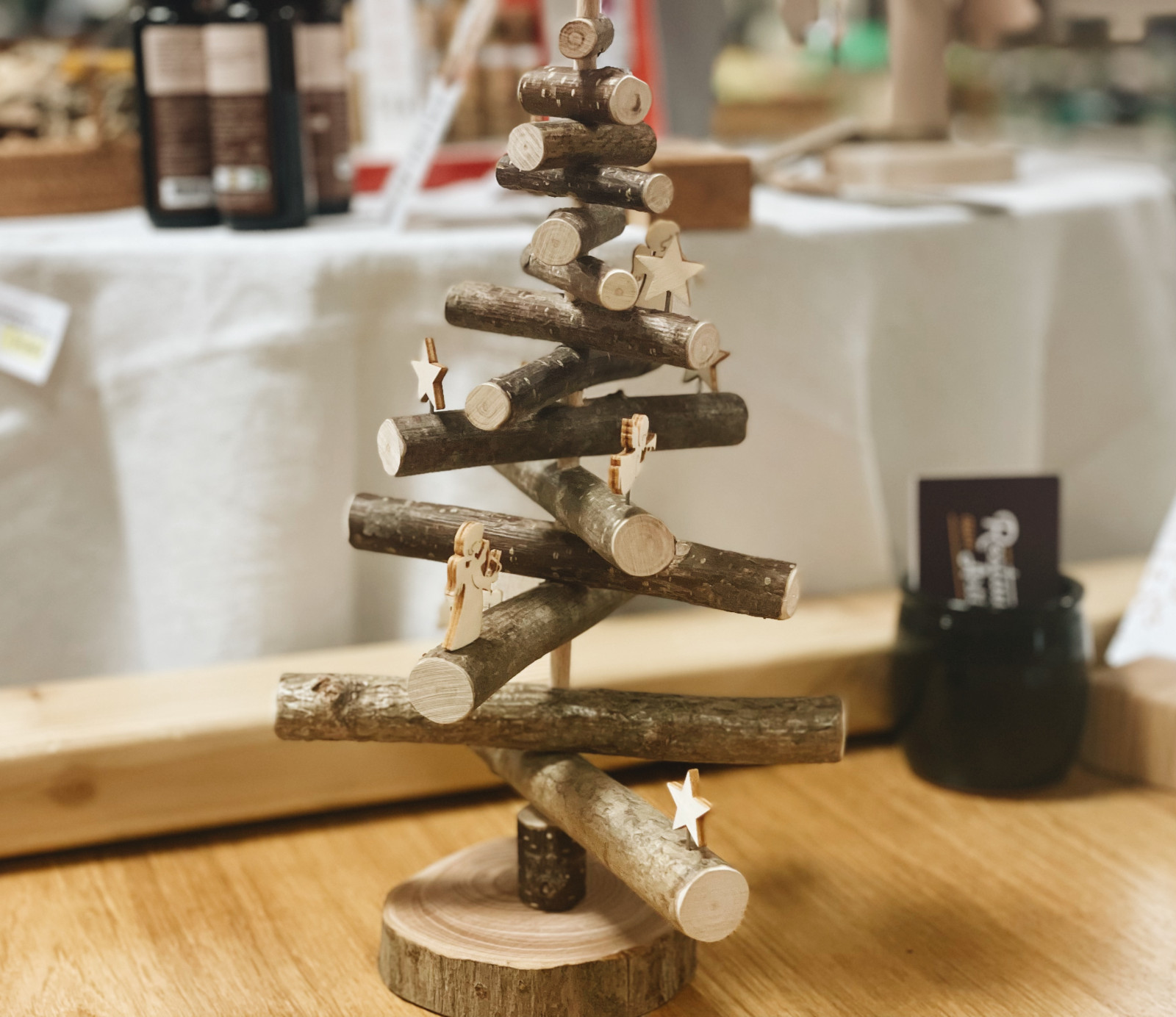 Sapin de noel et figurines en bois