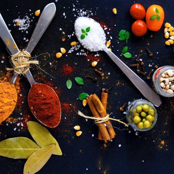 Poivre, sel, épices et aide à la cuisine Poivre, sel, épices et aide à la cuisine